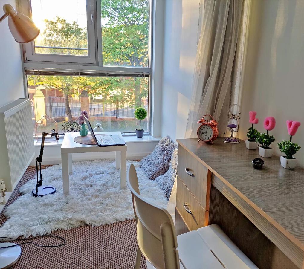 Large 3 Bedrooms In Liverpool City Centre, Free Parking المظهر الخارجي الصورة